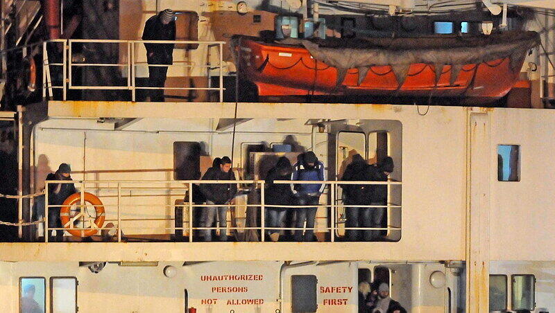 Wieder ein Frachter ohne Besatzung vor Italien: Hunderte von Flüchtlinge stehen auf dem Boot. Wieder ein Frachter ohne Besatzung vor Italien: Hunderte von Flüchtlinge stehen auf dem Boot.