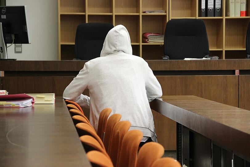 Der Kapuzenmann hat zugestochen: Hans T. auf der Anklagebank.