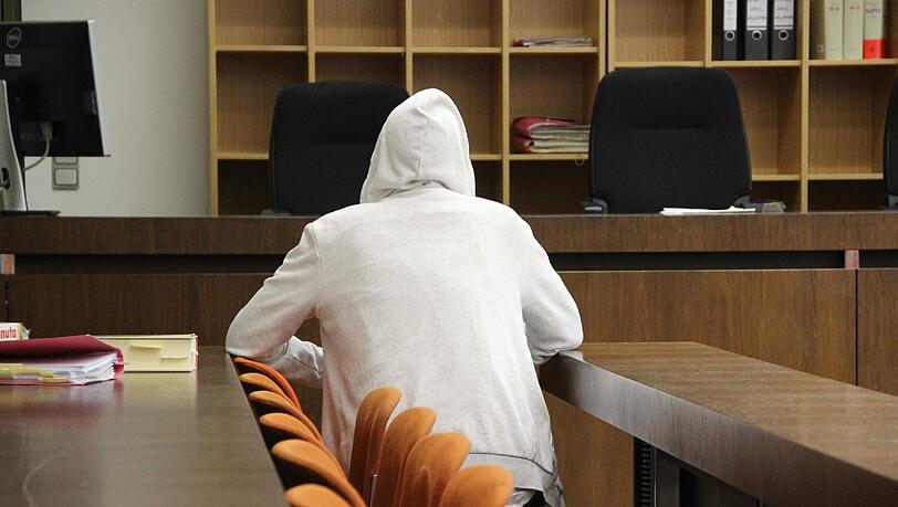 Der Kapuzenmann hat zugestochen: Hans T. auf der Anklagebank. Der Kapuzenmann hat zugestochen: Hans T. auf der Anklagebank.