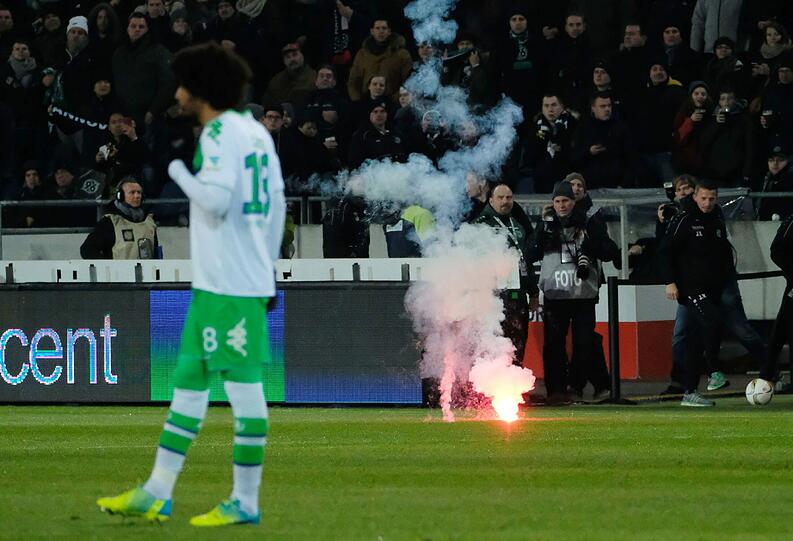 Scheußliche Szenen: Wolfsburger Fans zündeten Leuchtraketen - eine traf sogar die Auswechselbank von Hannover.