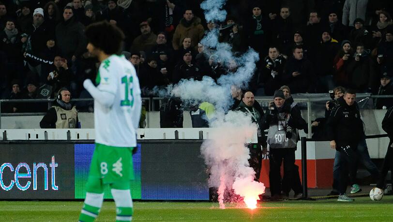 Scheußliche Szenen: Wolfsburger Fans zündeten Leuchtraketen - eine traf sogar die Auswechselbank von Hannover. Scheußliche Szenen: Wolfsburger Fans zündeten Leuchtraketen - eine traf sogar die Auswechselbank von Hannover.