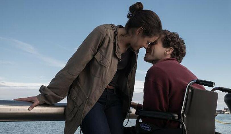 Jeff (Jake Gyllenhaal) hat Erin (Tatiana Maslany) beim Marathon angefeuert, als die Sprengsätze explodierten. Er verlor bei dem Anschlag beide Beine.
