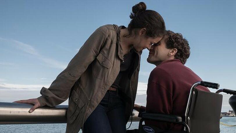 Jeff (Jake Gyllenhaal) hat Erin (Tatiana Maslany) beim Marathon angefeuert, als die Sprengsätze explodierten. Er verlor bei dem Anschlag beide Beine.