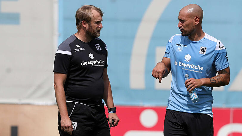 Timo Gebhart (re.) spricht über den Abgang von Ex-Löwen-Trainer Daniel Bierofk (li.)