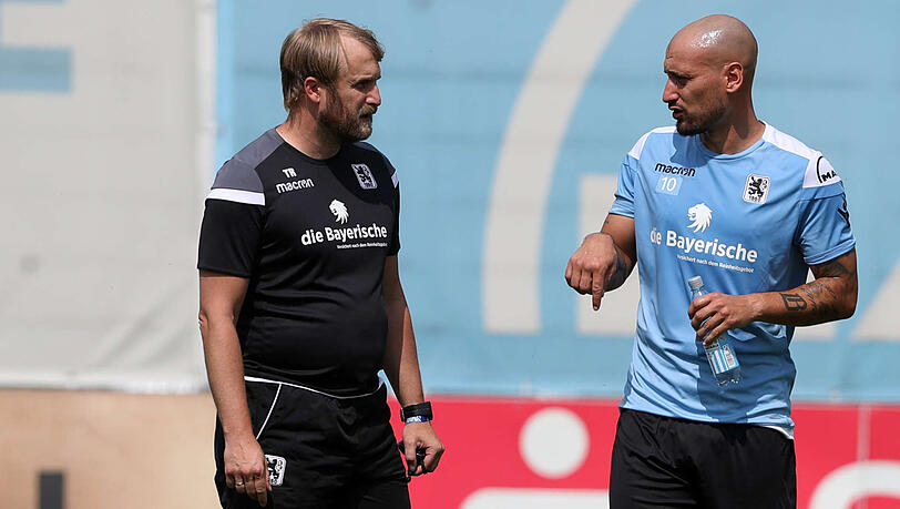 Timo Gebhart (re.) spricht über den Abgang von Ex-Löwen-Trainer Daniel Bierofk (li.) Timo Gebhart (re.) spricht über den Abgang von Ex-Löwen-Trainer Daniel Bierofk (li.)