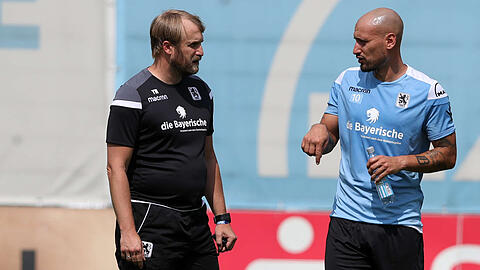 Timo Gebhart (re.) spricht über den Abgang von Ex-Löwen-Trainer Daniel Bierofk (li.)