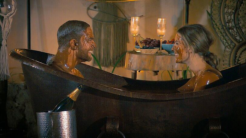 Wioleta darf mit Sebastian Preuss in die Schoko-Wanne.