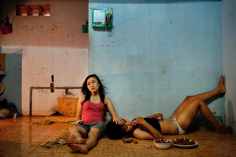 Phan Thi Thuy Vy (20) und Dang Thi Bich Bay (20), Studentinnen, entspannen sich am Ende des Tages vor dem Fernseher. Sie kennen sich seit einem Jahr. In Vietnam sind gleichgeschlechtliche Paare seit alters her unerwünscht. 2012 hatte die vietnamesische Regierung jedoch erklärt, ihre Haltung gegenüber der Anerkennung von Homo-Ehen zu überdenken. Obwohl die Regierung eine
parlamentarische Debatte zu diesem Thema ankündigte, zeigen Umfragen, dass die öffentliche Meinung mehrheitlich gegen die Heirat von Partnern gleichen Geschlechts ist.