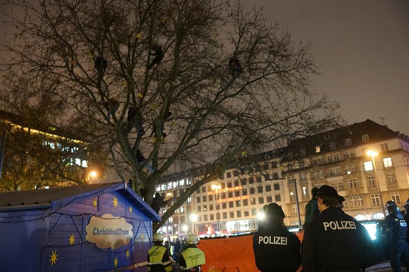 Das Lager der Flüchtlinge am Sendlinger Tor Platz wird von Einsatzkräften geräumt - die Bilder!