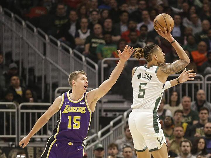 Lakers-Spieler Moritz Wagner (l) verteidigt gegen D.J. Wilson von den Milwaukee Bucks.