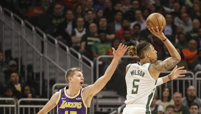 Lakers-Spieler Moritz Wagner (l) verteidigt gegen D.J. Wilson von den Milwaukee Bucks. Lakers-Spieler Moritz Wagner (l) verteidigt gegen D.J. Wilson von den Milwaukee Bucks.