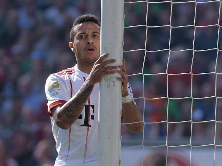 Münchens Thiago hält den Pfosten. Foto: Peter Steffen/dpa/Archivbild