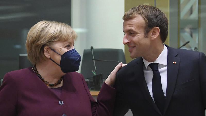 Emmanuel Macron, Präsident von Frankreich, begrüßt Bundeskanzlerin Angela Merkel (CDU) am zweiten Tag eines EU-Gipfels.