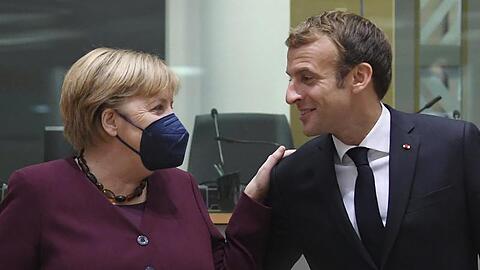 Emmanuel Macron, Präsident von Frankreich, begrüßt Bundeskanzlerin Angela Merkel (CDU) am zweiten Tag eines EU-Gipfels.