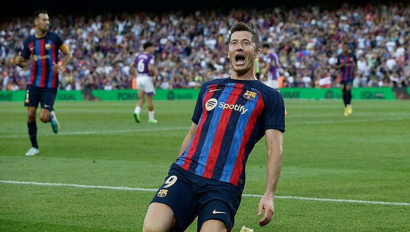 Robert Lewandowski jubelt nach seinem Tor zum 1:0 für den FC Barcelona im Spiel gegen Real Valladolid.