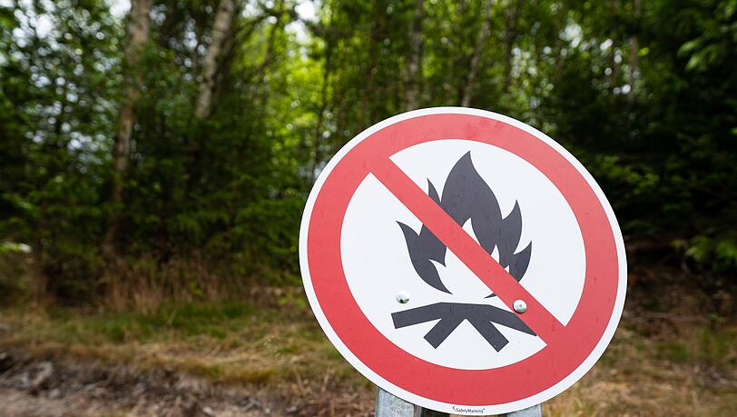 An vielen Orten in Bayern ist die Waldbrandgefahr in den kommenden Tagen hoch. (Symbolbild)