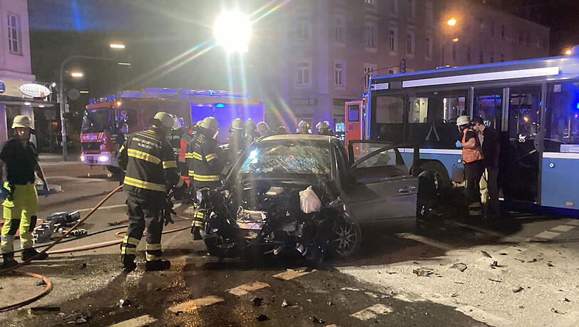 Sechs Menschen wurden bei einem Verkehrsunfall in Obersendling teils schwer verletzt und in Kliniken gebracht. Sechs Menschen wurden bei einem Verkehrsunfall in Obersendling teils schwer verletzt und in Kliniken gebracht.