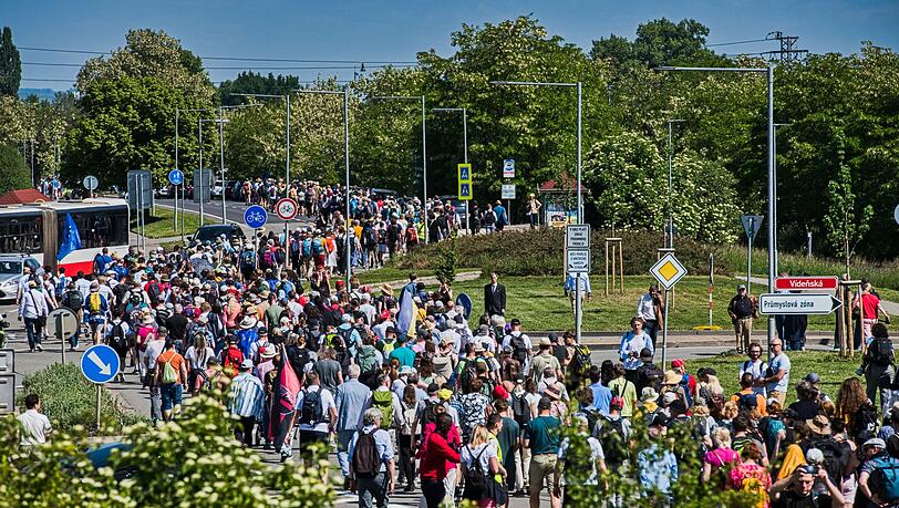 Der Versöhnungsmarsch folgt in umgekehrter Reihenfolge dem Brünner Todesmarsch, bei dem rund 27.000 Deutsche nach dem Zweiten Weltkrieg aus Brünn vertrieben wurden. Der Versöhnungsmarsch folgt in umgekehrter Reihenfolge dem Brünner Todesmarsch, bei dem rund 27.000 Deutsche nach dem Zweiten Weltkrieg aus Brünn vertrieben wurden.