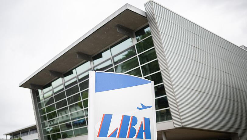 Das Luftfahrt-Bundesamt (LBA) in Braunschweig sieht sich mehr als zehn Jahre nach dem Germanwings-Absturz mit Schadenersatzansprüchen von Hinterbliebenen konfrontiert. (Archivbild) Das Luftfahrt-Bundesamt (LBA) in Braunschweig sieht sich mehr als zehn Jahre nach dem Germanwings-Absturz mit Schadenersatzansprüchen von Hinterbliebenen konfrontiert. (Archivbild)