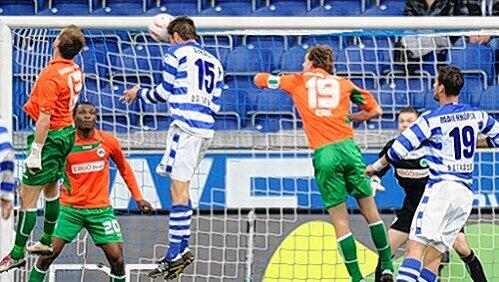 Zwei Mal einen Schritt zu spät: Milorad Pekovic (Nr. 13) konnte Duisburgs Goran Sukalo (Nr. 15) nicht am Kopfballtor hindern. Wie hier beim Treffer zum 0:1. Zwei Mal einen Schritt zu spät: Milorad Pekovic (Nr. 13) konnte Duisburgs Goran Sukalo (Nr. 15) nicht am Kopfballtor hindern. Wie hier beim Treffer zum 0:1.