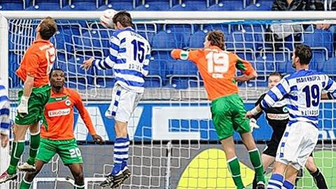 Zwei Mal einen Schritt zu spät: Milorad Pekovic (Nr. 13) konnte Duisburgs Goran Sukalo (Nr. 15) nicht am Kopfballtor hindern. Wie hier beim Treffer zum 0:1.