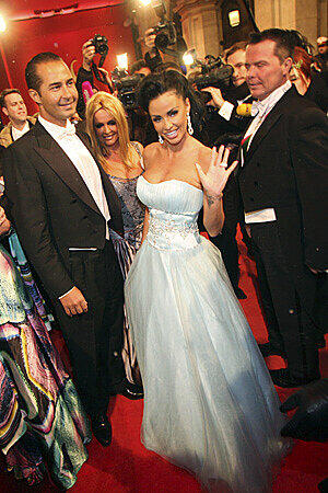 Katie Price, hier im hellblauen Prinzessinnentraum, sagt von sich: