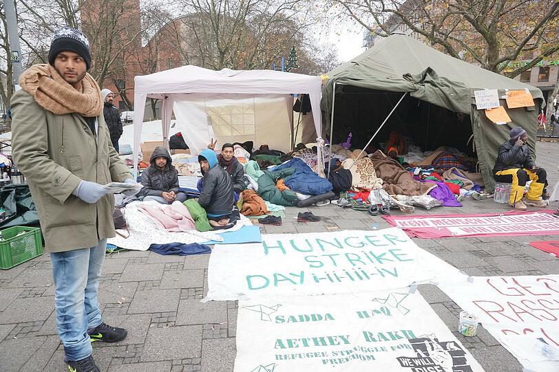Aufgeteilt in zwei Zelte übernachten 34 Flüchtlinge bei Temperaturen nahe dem Gefrierpunkt am Sendlinger Tor. In der Nacht zu Dienstag mussten zwei von ihnen ins Krankenhaus gebracht werden.