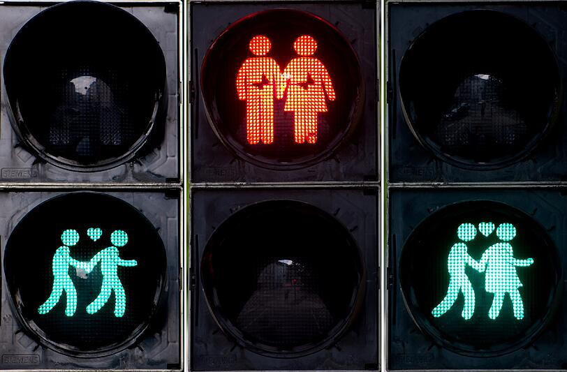 Zum diesjährigen CSD in München werden schwule, lesbische und heterosexuelle Paarmotive an einigen zentral gelegenen Ampeln aufleuchten.