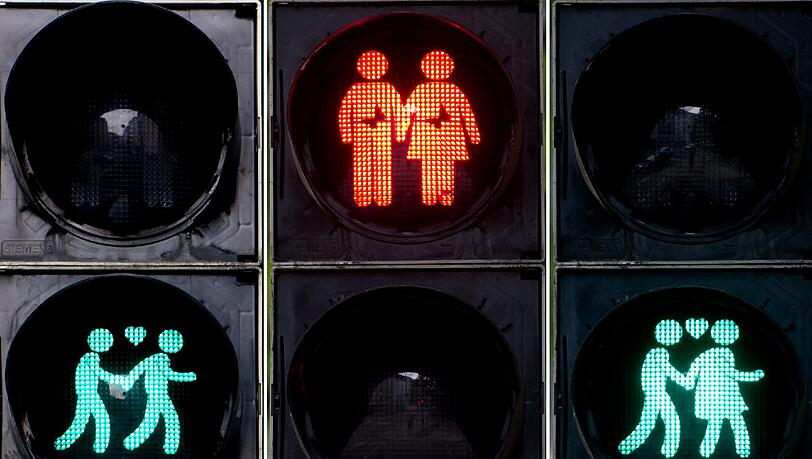 Zum diesjährigen CSD in München werden schwule, lesbische und heterosexuelle Paarmotive an einigen zentral gelegenen Ampeln aufleuchten. Zum diesjährigen CSD in München werden schwule, lesbische und heterosexuelle Paarmotive an einigen zentral gelegenen Ampeln aufleuchten.