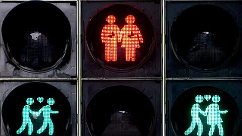 Zum diesjährigen CSD in München werden schwule, lesbische und heterosexuelle Paarmotive an einigen zentral gelegenen Ampeln aufleuchten.