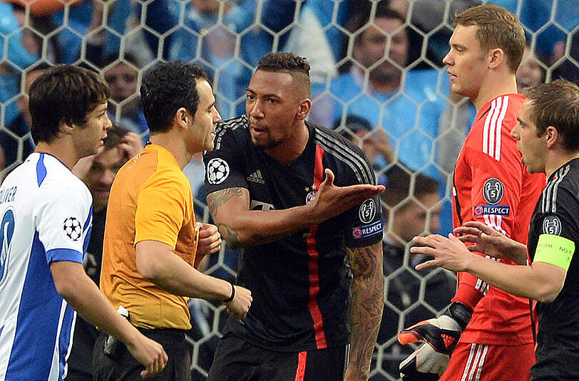 Die Bayern-Profis Philipp Lahm, Manuel Neuer and Jerome Boateng (von rechts nach links) in reger Diskussion mit dem spanischen Schiedsrichter Carlos Velasco Carballo. Szene aus dem Viertelfinal-Hinspiel der Champions League beim FC Porto am 15. April 2015.