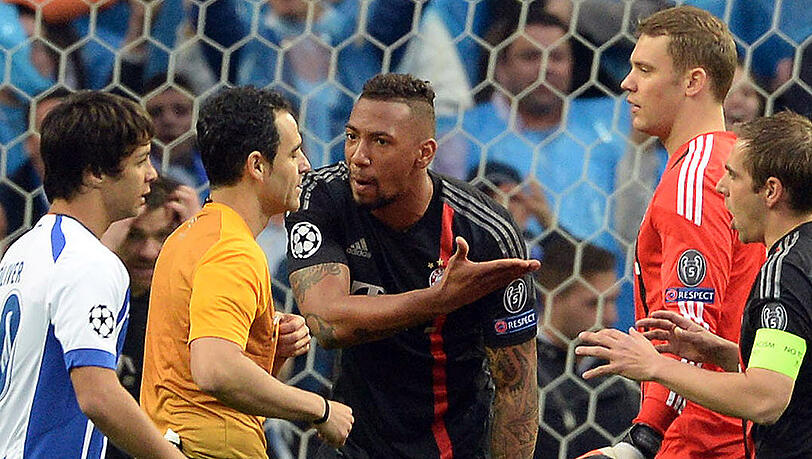 Die Bayern-Profis Philipp Lahm, Manuel Neuer and Jerome Boateng (von rechts nach links) in reger Diskussion mit dem spanischen Schiedsrichter Carlos Velasco Carballo. Szene aus dem Viertelfinal-Hinspiel der Champions League beim FC Porto am 15. April 2015. Die Bayern-Profis Philipp Lahm, Manuel Neuer and Jerome Boateng (von rechts nach links) in reger Diskussion mit dem spanischen Schiedsrichter Carlos Velasco Carballo. Szene aus dem Viertelfinal-Hinspiel der Champions League beim FC Porto am 15. April 2015.