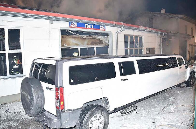 Die Bilder vom Feuerwehreinsatz in Krailling: Das Feuer ist in einer Autowerkstatt ausgebrochen, etliche Luxus-Fahrzeuge wurden beschädigt, der Schaden beläuft sich auf rund zweieinhalb Millionen Euro.