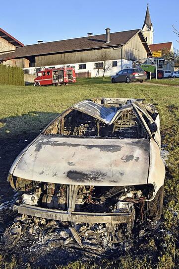 Bei dem Brand auf einem Bauernhof entstand ein erheblicher Sachschaden. Zwei Bewohner wurden verletzt.