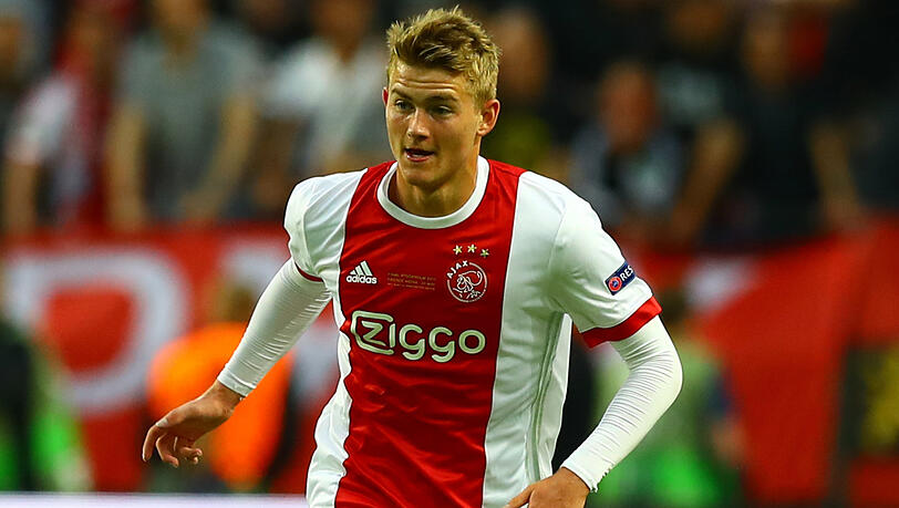 Matthijs de Ligt ist altuell bei Ajax Amsterdam unter Vertrag. Matthijs de Ligt ist altuell bei Ajax Amsterdam unter Vertrag.