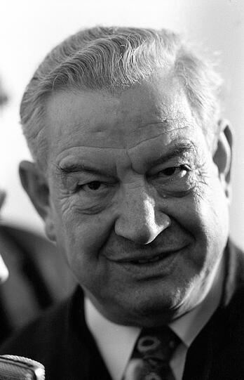 Ministerpräsident Alfons Goppel warnt 1970 im Landtag: "Fanatikern in Bayern das Handwerk legen."
