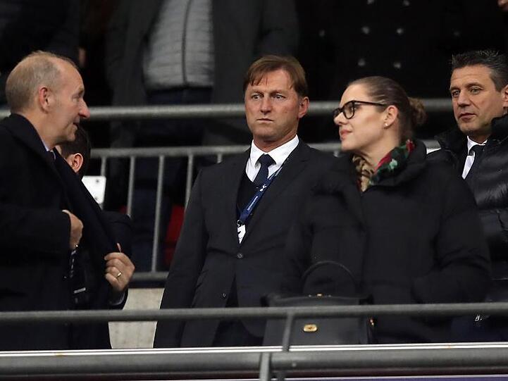 Southamptons neuer Coach Ralph Hasenhüttl (M) verfolgt das Spiel bei Tottenham von der Tribüne aus.
