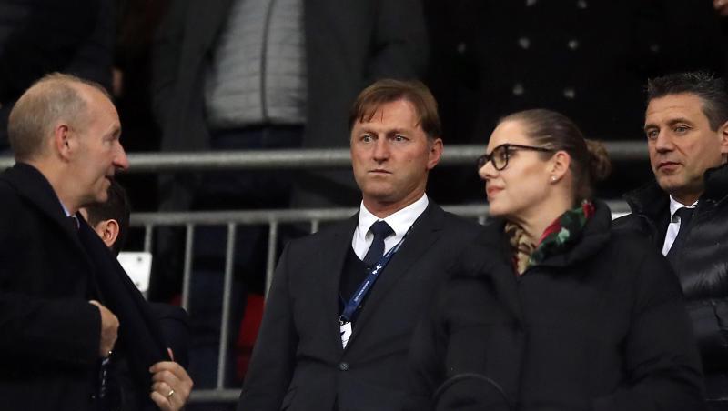 Southamptons neuer Coach Ralph Hasenhüttl (M) verfolgt das Spiel bei Tottenham von der Tribüne aus. Southamptons neuer Coach Ralph Hasenhüttl (M) verfolgt das Spiel bei Tottenham von der Tribüne aus.