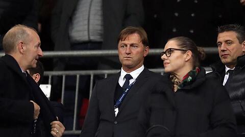 Southamptons neuer Coach Ralph Hasenhüttl (M) verfolgt das Spiel bei Tottenham von der Tribüne aus.