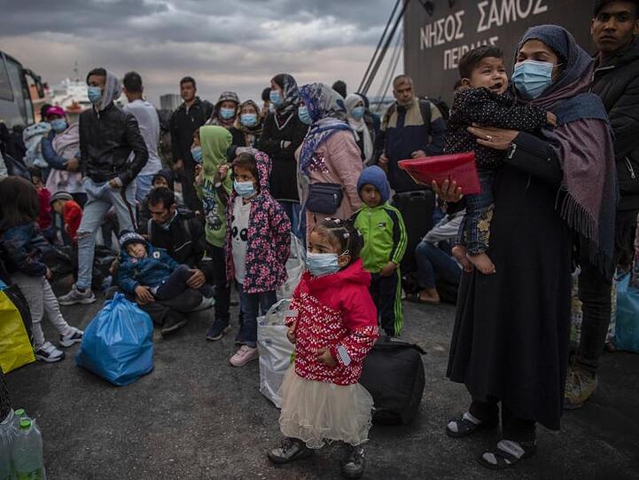 Flüchtlinge aus dem Lager Moria auf Lesbos gehen im Hafen von Piräus bei Athen an Land. Die Asylreform kommt seit Jahren kaum voran, weil die EU-Staaten vor allem bei der Verteilung von Schutzsuchenden völlig zerstritten sind.