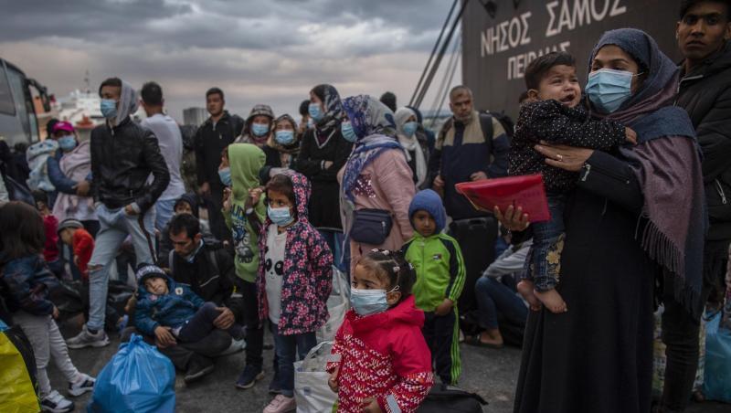 Flüchtlinge aus dem Lager Moria auf Lesbos gehen im Hafen von Piräus bei Athen an Land. Die Asylreform kommt seit Jahren kaum voran, weil die EU-Staaten vor allem bei der Verteilung von Schutzsuchenden völlig zerstritten sind. Flüchtlinge aus dem Lager Moria auf Lesbos gehen im Hafen von Piräus bei Athen an Land. Die Asylreform kommt seit Jahren kaum voran, weil die EU-Staaten vor allem bei der Verteilung von Schutzsuchenden völlig zerstritten sind.