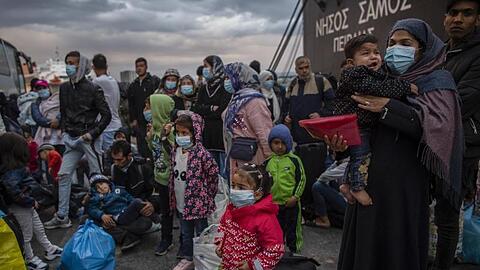 Flüchtlinge aus dem Lager Moria auf Lesbos gehen im Hafen von Piräus bei Athen an Land. Die Asylreform kommt seit Jahren kaum voran, weil die EU-Staaten vor allem bei der Verteilung von Schutzsuchenden völlig zerstritten sind.