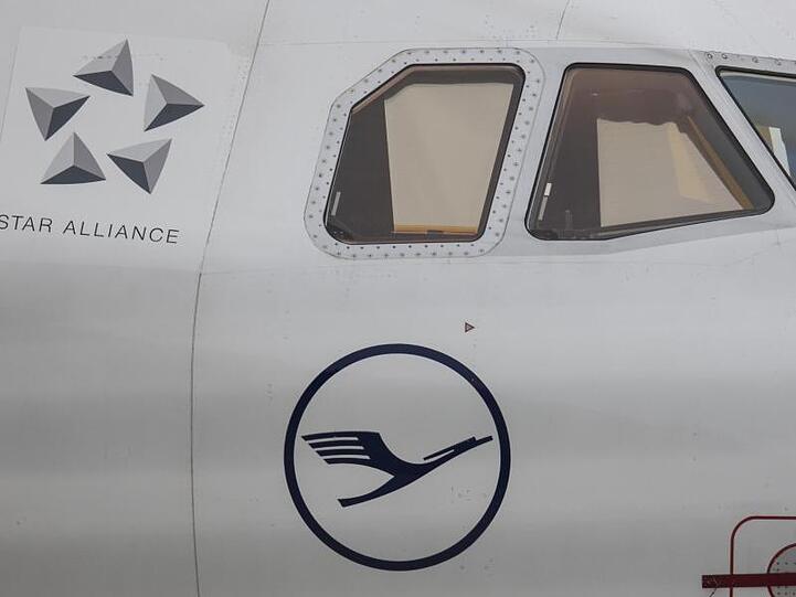 Eine Passagiermaschine der Lufthansa steht am Rande der Rollbahn auf dem Frankfurter Flughafen.