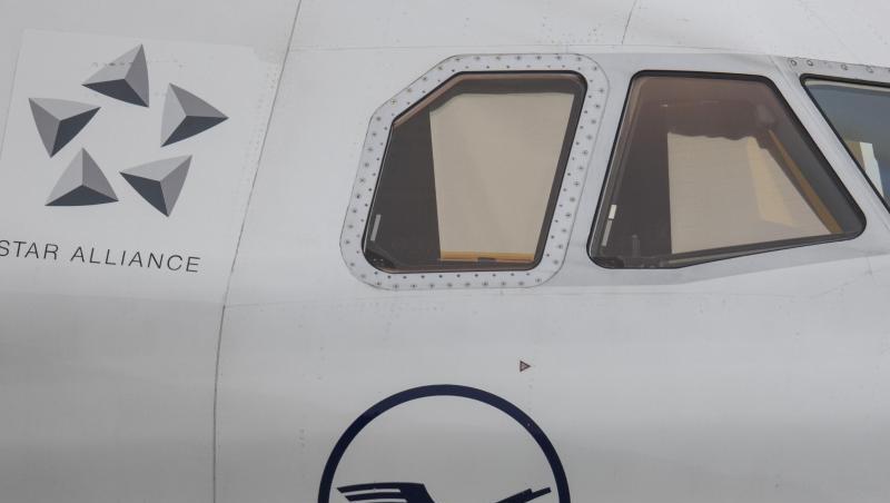 Eine Passagiermaschine der Lufthansa steht am Rande der Rollbahn auf dem Frankfurter Flughafen. Eine Passagiermaschine der Lufthansa steht am Rande der Rollbahn auf dem Frankfurter Flughafen.