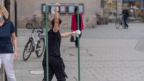 Die Corona-Pandemie führt besonders in solchen Berufen zu Problemen, die mehrheitlich von Frauen ausgeübt werden.