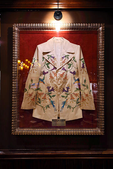 Die Jacke war ein Geschenk von Gram Parson an Keith Richards.