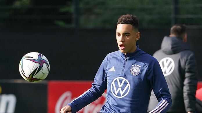 Deutschlands Jamal Musiala wärmt sich auf.