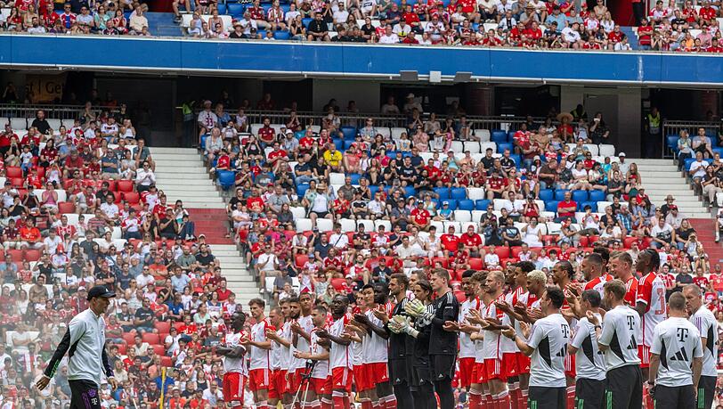 Die Mannschaft des Fußball-Bundesligisten FC Bayern München präsentiert sich den Fans bei der Saisoneröffnung in der Allianz Arena.