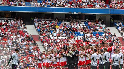 Die Mannschaft des Fußball-Bundesligisten FC Bayern München präsentiert sich den Fans bei der Saisoneröffnung in der Allianz Arena.