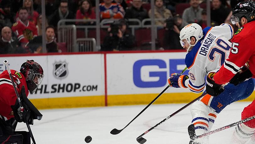 Edmontons Leon Draisaitl (29) scheitert an Torwart Petr Mrazek von den Chicago Blackhawks.